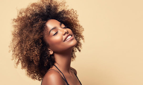 Bonnet en soie pour cheveux bouclés : pourquoi c'est indispensable